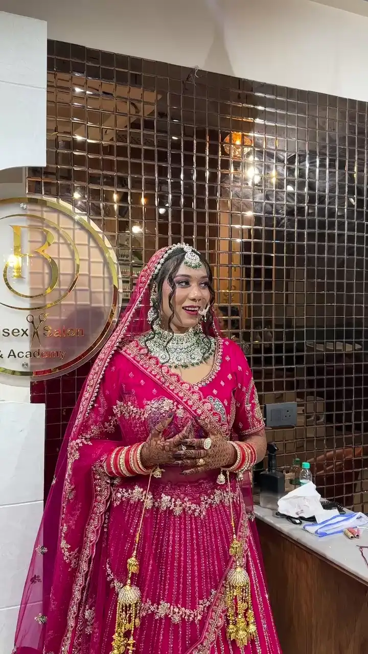 A client filmed at Salon By Babita, Haldwani, speaking about their visit — reference T-002