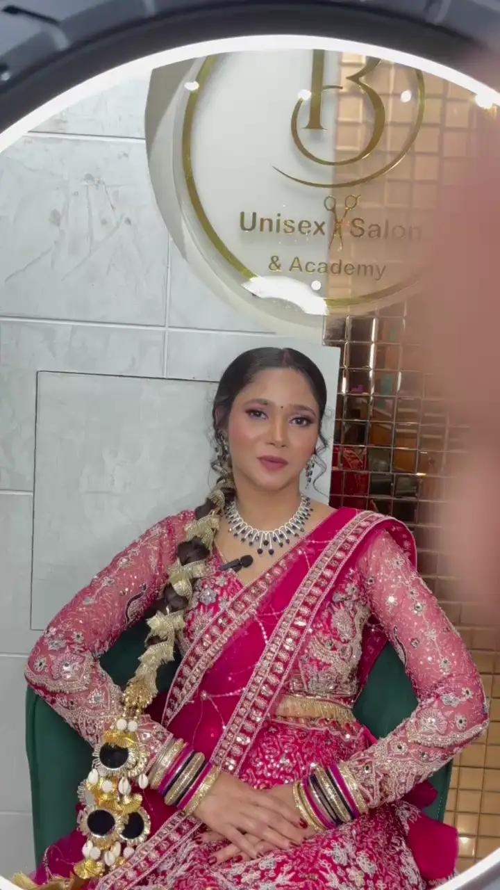 A client filmed at Salon By Babita, Haldwani, speaking about their visit — reference T-008