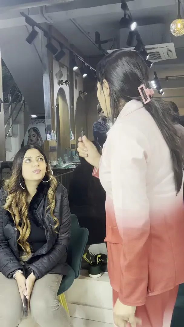 A client filmed at Salon By Babita, Haldwani, speaking about their visit — reference T-022